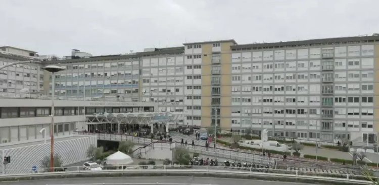 El papa Francisco lleva cinco días recluido en el hospital Gemelli, en Roma y su estado salud es complejo.