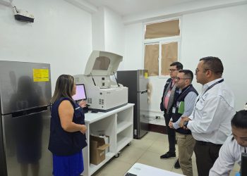 Personal de Salud revisa equipo con el que cuenta el nuevo laboratorio del Centro de Salud de Ciudad Vieja.
