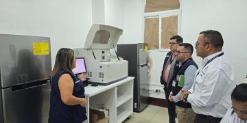 Personal de Salud revisa equipo con el que cuenta el nuevo laboratorio del Centro de Salud de Ciudad Vieja.
