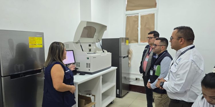 Personal de Salud revisa equipo con el que cuenta el nuevo laboratorio del Centro de Salud de Ciudad Vieja.
