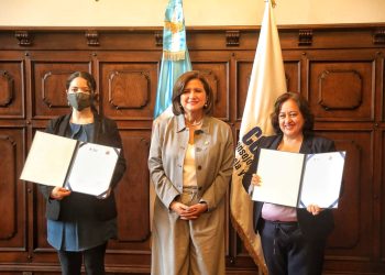 La vicepresidenta Karin Herrera firmó convenio de apoyo para Senacyt con la firma New Sun Road. / Foto: DCA.