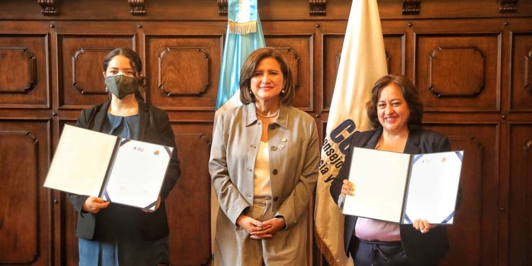 La vicepresidenta Karin Herrera firmó convenio de apoyo para Senacyt con la firma New Sun Road. / Foto: DCA.