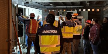 Personal especializado lleva a cabo trabajos de mantenimiento en subestaciones del Aeropuerto La Aurora, por lo que se producen cortes parciales de electricidad.