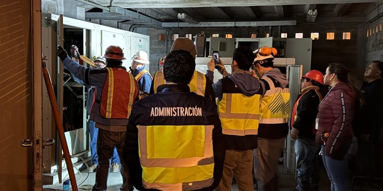 Personal especializado lleva a cabo trabajos de mantenimiento en subestaciones del Aeropuerto La Aurora, por lo que se producen cortes parciales de electricidad.
