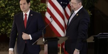 El secretario de Estado de EE. UU., Marco Rubio, y el presidente de Costa Rica, Rodrígo Chaves.