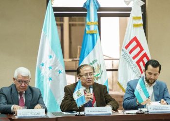 El titular del MEM, Víctor Hugo Ventura, se reunió con el ministro de Inversioines de Honduras, Miguel Medina, para conversar sobre la implementación del etanol como combustible.