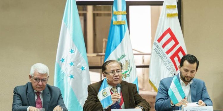 El titular del MEM, Víctor Hugo Ventura, se reunió con el ministro de Inversioines de Honduras, Miguel Medina, para conversar sobre la implementación del etanol como combustible.