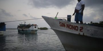 Para evitar una nueva travesía por el Darién, migrantes sudamericanos prefieren viajar en lanchas en el regreso a su respectivo país, luego de fracasar su intentro de ingresar a EE. UU.