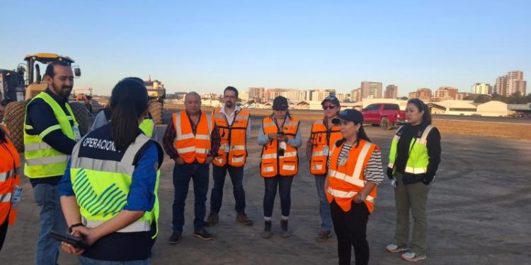 Mantenimiento de pista en Aeropuerto Internacional La Aurora. /Foto: CIV.