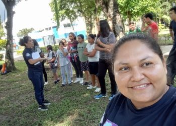 Marleni Ramírez -en primer plano- lleva 18 años sirviendo como enfermera auxiliar en Izabal. / Foto: MSPAS.