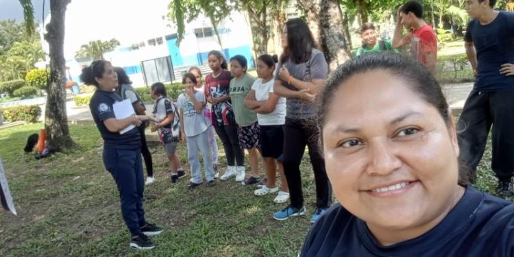 Marleni Ramírez -en primer plano- lleva 18 años sirviendo como enfermera auxiliar en Izabal. / Foto: MSPAS.