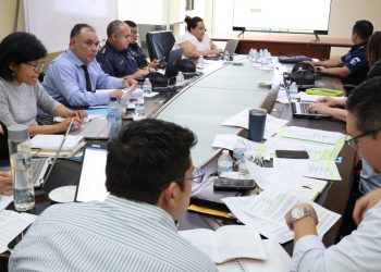 Mesa de trabajo analiza normativa relacionada con seguridad vial. / Foto: DGT.