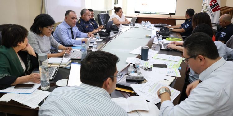 Mesa de trabajo analiza normativa relacionada con seguridad vial. / Foto: DGT.