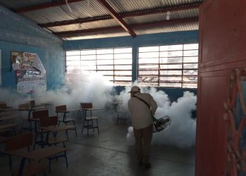 Ministerio de Salud fumiga establecimientos educativos de Chiquimula. / Foto: MSPAS.