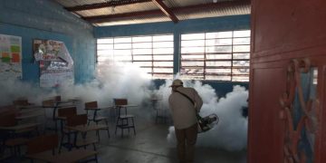 Ministerio de Salud fumiga establecimientos educativos de Chiquimula. / Foto: MSPAS.