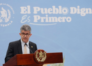 Ministro de Salud en conferencia de prensa habla sobre los avances en la implementación de la Ley para la atención integral del cáncee.