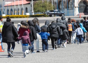 Mintrab crea unidad de atención a migrantes retornados