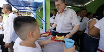 El presidente Bernardo Arévalo entrega refacción escolar a niños de la escuela La Paz, en San Benito, Petén.