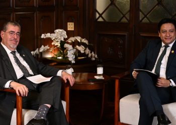 El presidente Bernardo Arévalo conversa con usuarios de la platafora Tik Tok junto al comisionado Nacional contra la Corrupción.