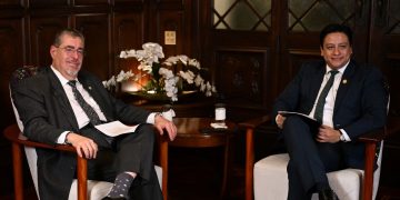 El presidente Bernardo Arévalo conversa con usuarios de la platafora Tik Tok junto al comisionado Nacional contra la Corrupción.