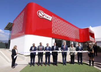 El presidente Bernardo Arévalo junto a ejecutivos de Nestlé, en la inauguración del Centro de Inteligencia Artificial y Análisis de Datos de esa empresa. /Foto: Gilber García