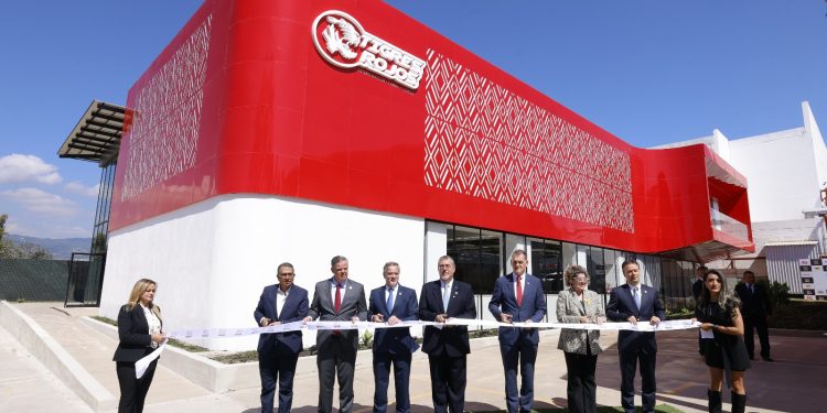 El presidente Bernardo Arévalo junto a ejecutivos de Nestlé, en la inauguración del Centro de Inteligencia Artificial y Análisis de Datos de esa empresa. /Foto: Gilber García
