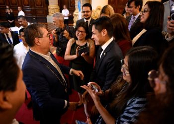 El presidente Bernardo Arévalo comparte con integrantes de la organización Jóvenes por la Transparencia.