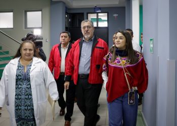 El presidente Bernardo Arévalo, durante un recorrido por el Hospital de Joyavaj, Quiché.