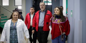 El presidente Bernardo Arévalo, durante un recorrido por el Hospital de Joyavaj, Quiché.