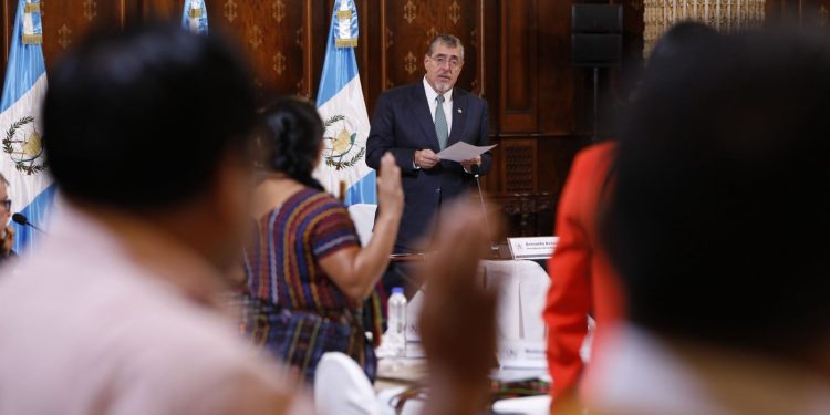 El presidente Bernardo ArÃ©valo, durante la juramentaciÃ³n de los nuevos integrantes del Conadur. /Foto: Alex Jacinto