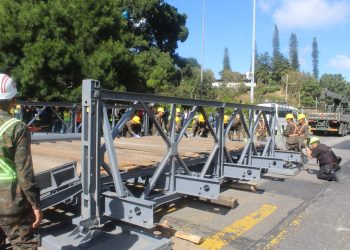 Integrantes del Cuerpo de Ingenieros del Ejército participó en el Macro Simulacro 2025 con la instalación de un puente Bailey.