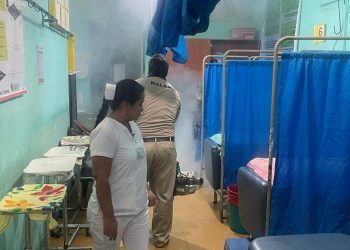 Personal de Salud fumigó el Hospital de Mazatenango para prevenir y combatir el dengue. / Foto: MSPAS.