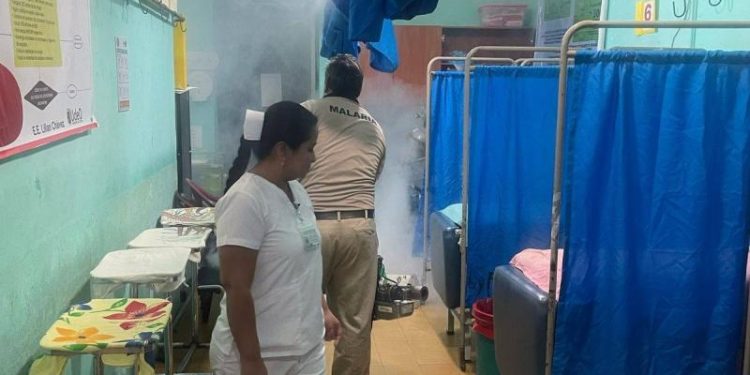 Personal de Salud fumigó el Hospital de Mazatenango para prevenir y combatir el dengue. / Foto: MSPAS.