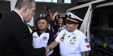 Presidente Bernardo Arévalo agradece a socorristas apoyo brindado por accidente en calzada La Paz. / Foto: Álvaro Interiano.