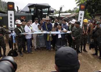 Presidente Bernardo Arévalo inaugura el kilómetro cero del plan Rutas para el Desarrollo, en Alta Verapaz. / Foto: Alex Jacinto/Dickéns Zamora.