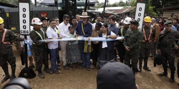 Presidente Bernardo Arévalo inaugura el kilómetro cero del plan Rutas para el Desarrollo, en Alta Verapaz. / Foto: Alex Jacinto/Dickéns Zamora.