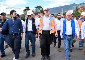 Presidente Bernardo Arévalo supervisa tramo carretero en Chiquimula. / Foto: Byron de la Cruz.