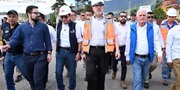 Presidente Bernardo Arévalo supervisa tramo carretero en Chiquimula. / Foto: Byron de la Cruz.