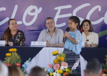 Presidente de la República inauguró junto a autoridades el ciclo escolar 2025 para el sector público, en San Benito, Petén. / Foto: Gilber García.