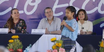 Presidente de la República inauguró junto a autoridades el ciclo escolar 2025 para el sector público, en San Benito, Petén. / Foto: Gilber García.