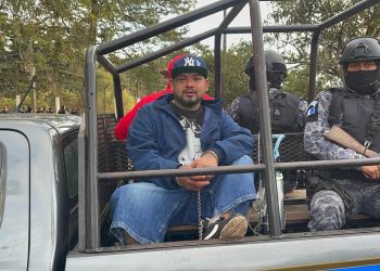 Autoridades de la PNC y del Sistema Penitenciario trasladaron a dos reclusos de Pavón a la cárcel Renovación I, en Escuintla.