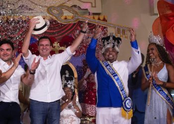 El Rey Momo decreta cinco días de jolgorio y declara abierto el Carnaval de Río de Janeiro.