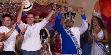 El Rey Momo decreta cinco días de jolgorio y declara abierto el Carnaval de Río de Janeiro.