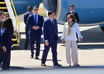 El secretario de Estado de EE. UU., Marco Rubio, junto a la canciller de El Salvador, Alexandra Hill, a su llegada a El Salvador.