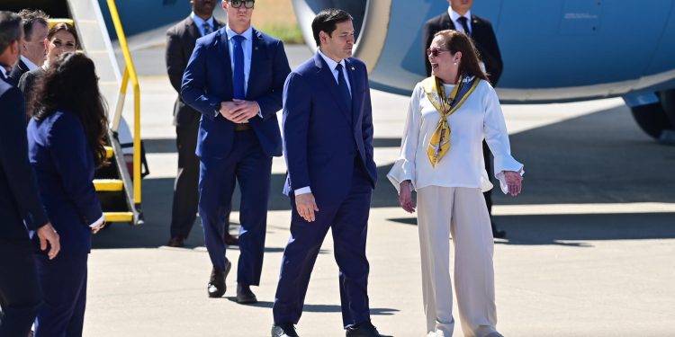 El secretario de Estado de EE. UU., Marco Rubio, junto a la canciller de El Salvador, Alexandra Hill, a su llegada a El Salvador.