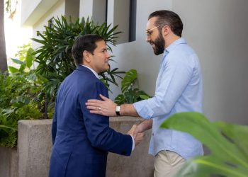 El secretario de Estado de EE. UU. se reúne con el presidente de El Salvador, Nayib Bukele y logran varios acuerdos en materia de seguridad y migración.
