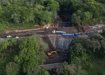 Reportan avances en los trabajos de recuperación del paso vial en la autopista Palín-Escuintla.