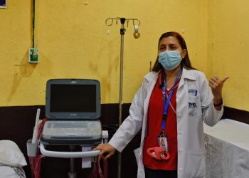Una profesional de la salud en Escuintla muesta uno de los equipos de ultrasonografía adquiridos por el Hospital Regional de Escuintla.