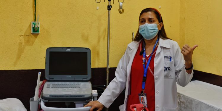 Una profesional de la salud en Escuintla muesta uno de los equipos de ultrasonografía adquiridos por el Hospital Regional de Escuintla.