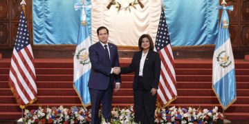 La vicepresidenta Karin Herrera recibe al secretario de Estado de EE. UU., Marco Rubio, en el Palacio Nacional de la Cultura. /Foto: Álvaro Interiano
